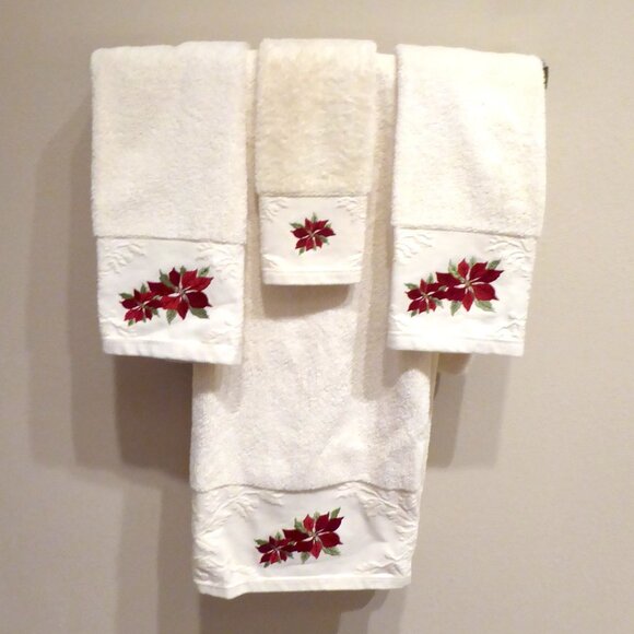 SOPHIA DECORATIVE POINSETTIA EMBROIDERED HOLIDAY CHRISTMAS TOWEL SET (USED) - Picture 1 of 9